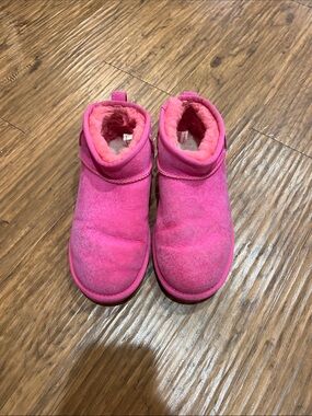 Women’s Pink Ugg Boots
Size: 7